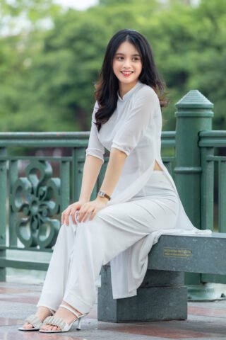 Nữ sinh mặc áo dài trắng đi giày sandal cao gót màu nude với quai mảnh