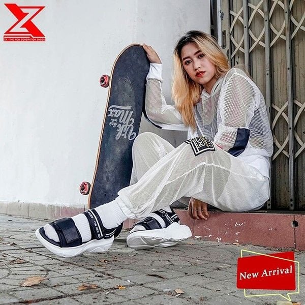 Nữ sinh mang sandal quai ngang bản to màu hồng