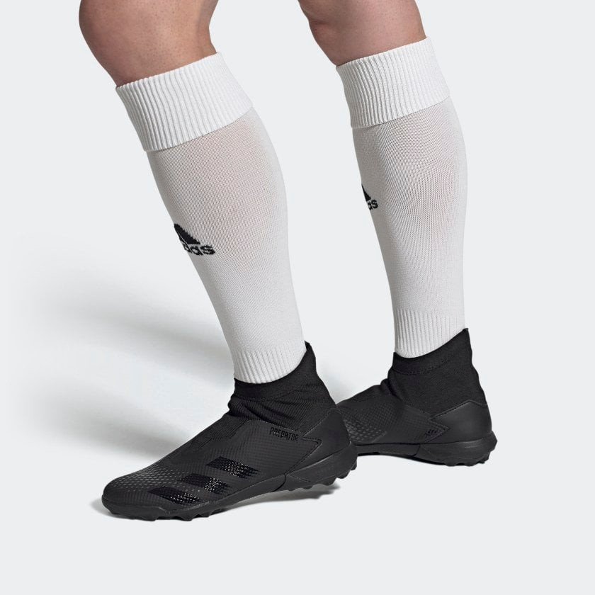 Phần cổ thun Laceless và logo 3 sọc trên giày đá bóng không dây Predator Dark Motion
