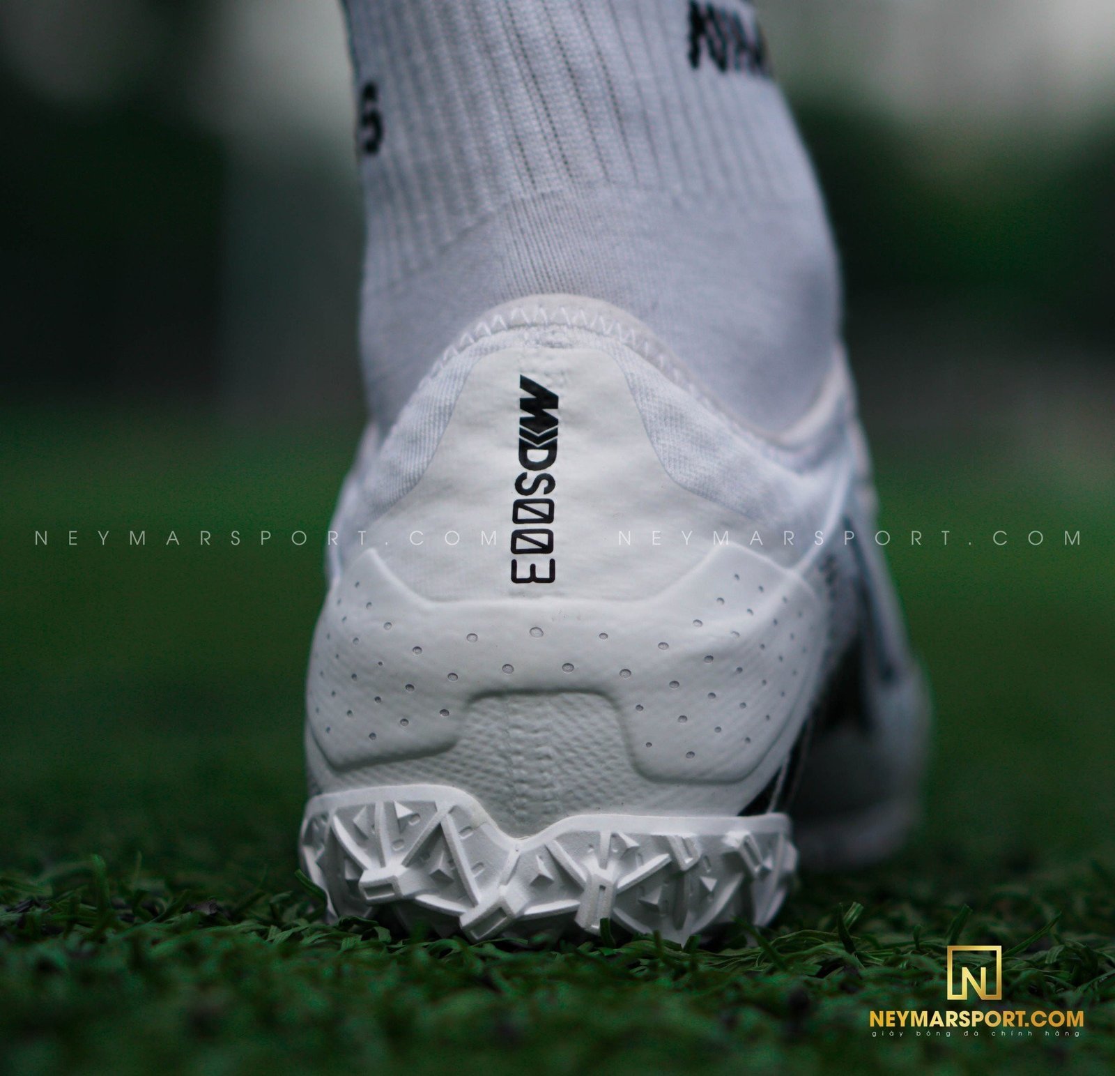 Phần đế của giày đá bóng siêu nhẹ với thiết kế đinh TF