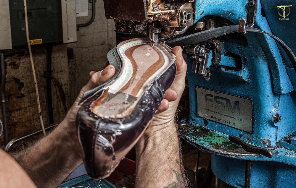 Phần đế giày được khâu bằng kỹ thuật Goodyear Welt, tăng độ bền cho giày thể thao