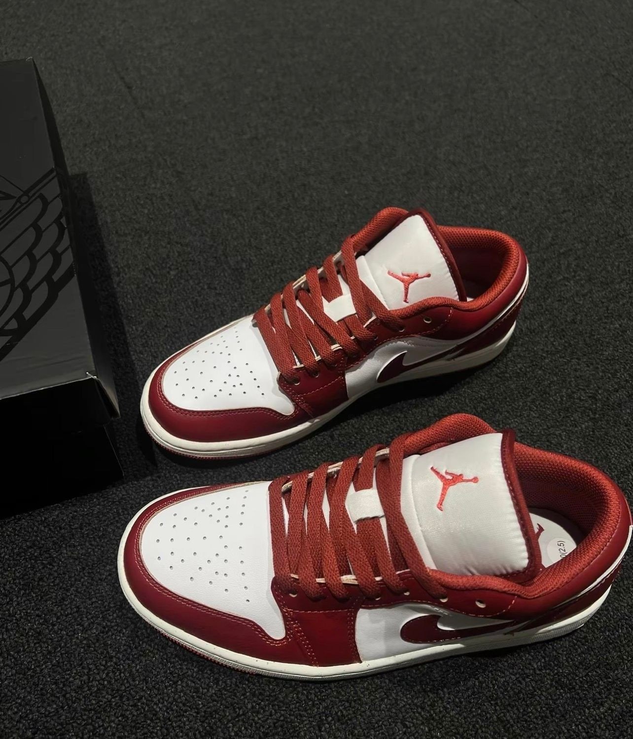 Phần gót giày của Jordan màu đỏ Dune Red, hiển thị logo Air Jordan Wing