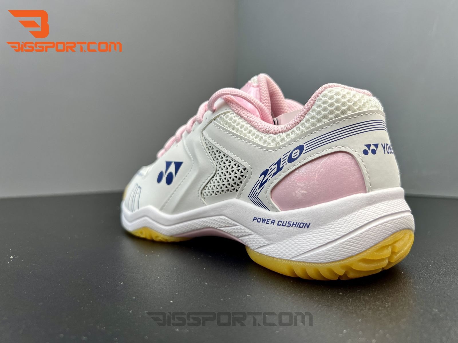 Phần keo chắc chắn của giày Yonex Power Cushion 210 đảm bảo độ bền