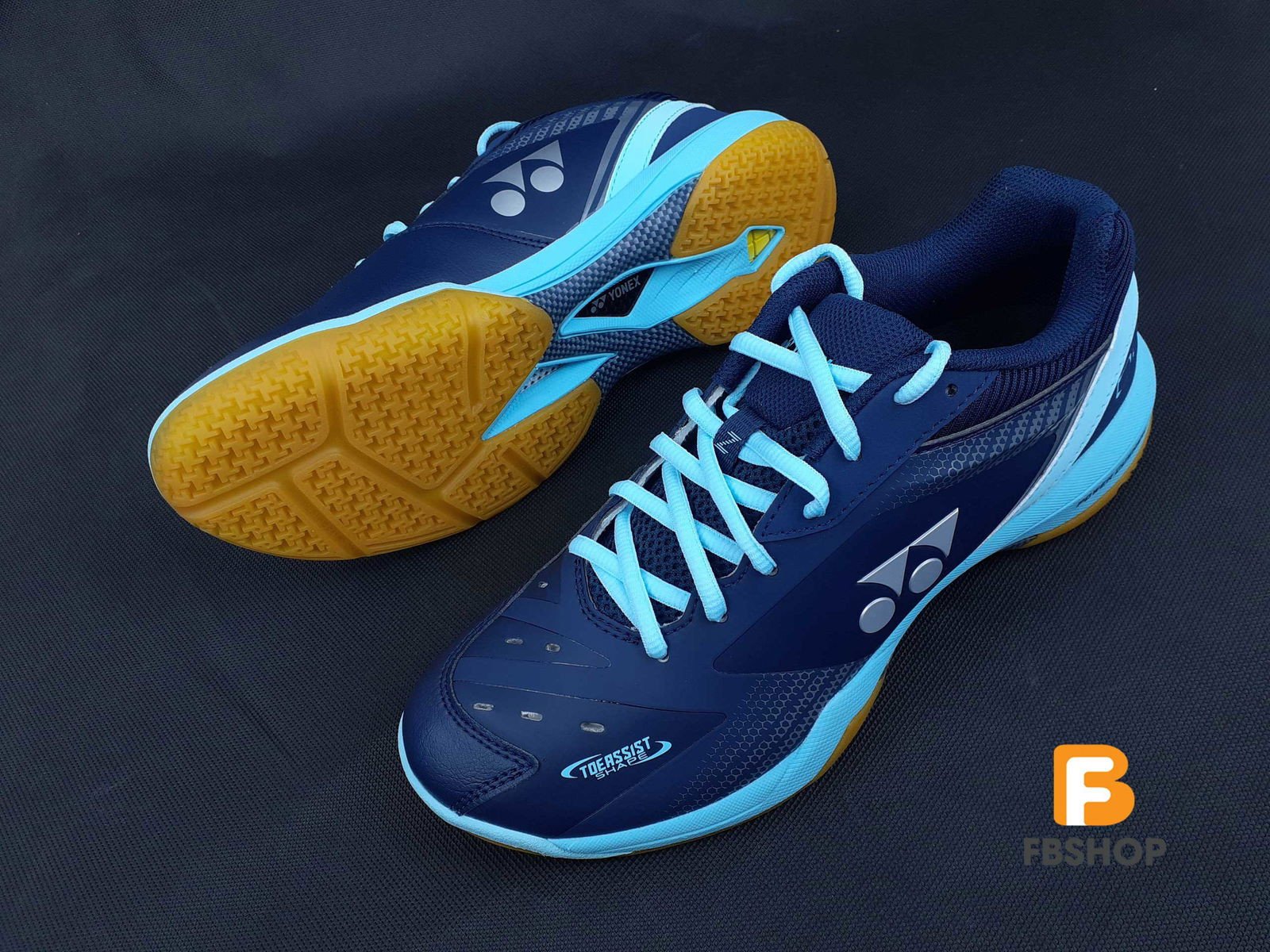 Phần mũi giày và dây buộc của mẫu Yonex 65Z3 xanh navy