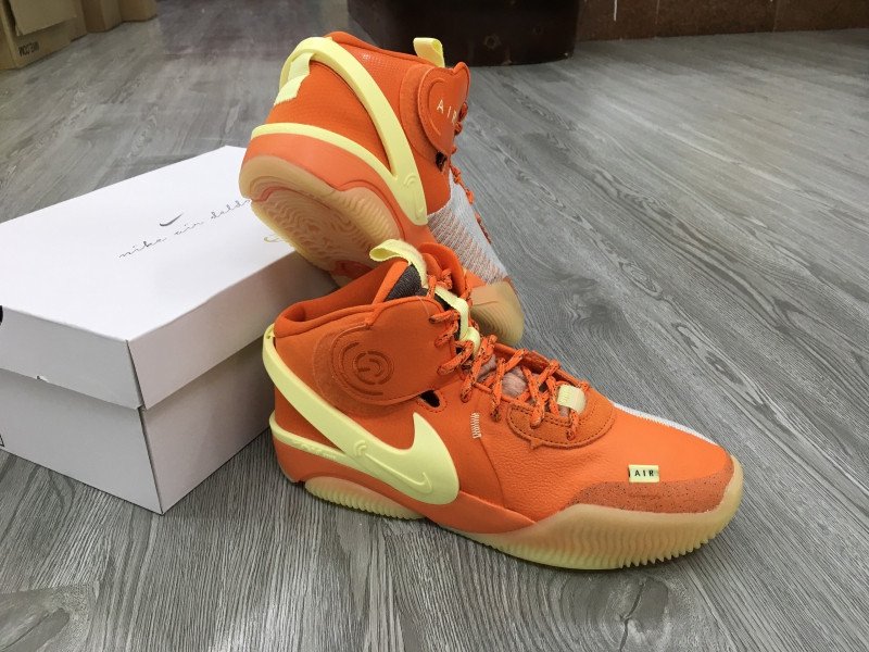 Phần strap và hệ thống dây buộc giúp cố định cổ chân trên giày bóng rổ Nike Air Deldon 1
