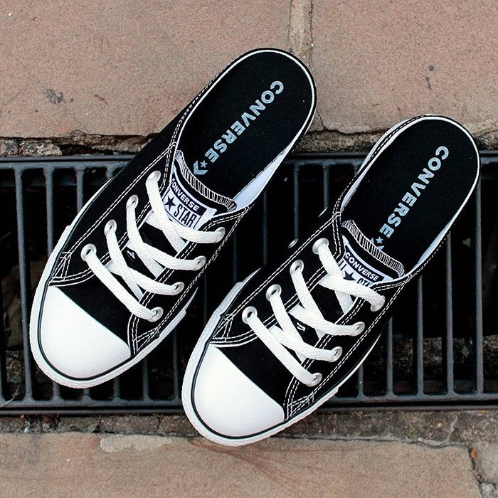 Phần thân trên vải Canvas bền đẹp của giày sục Converse