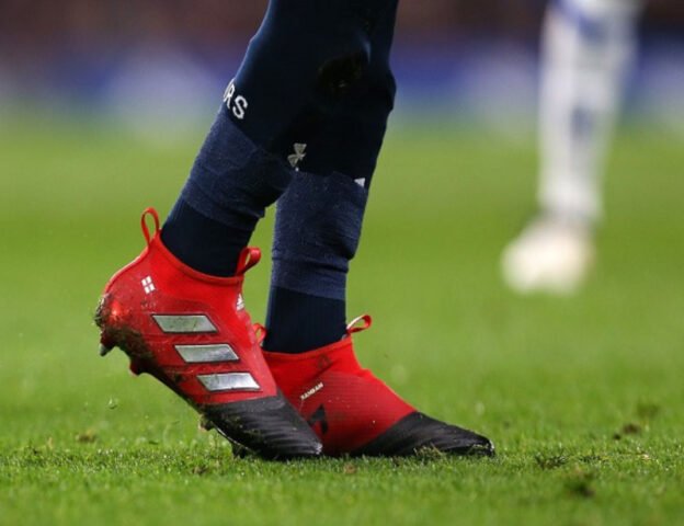 Phân tích yếu tố chọn giày đá bóng không dây hoặc có dây trên sân cỏ