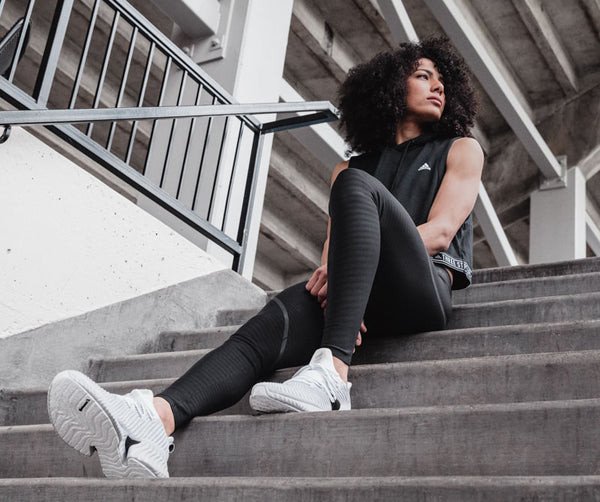 Phối cảnh một đôi giày Adidas Alphabounce màu xanh navy, kết hợp phong cách thể thao và thời trang