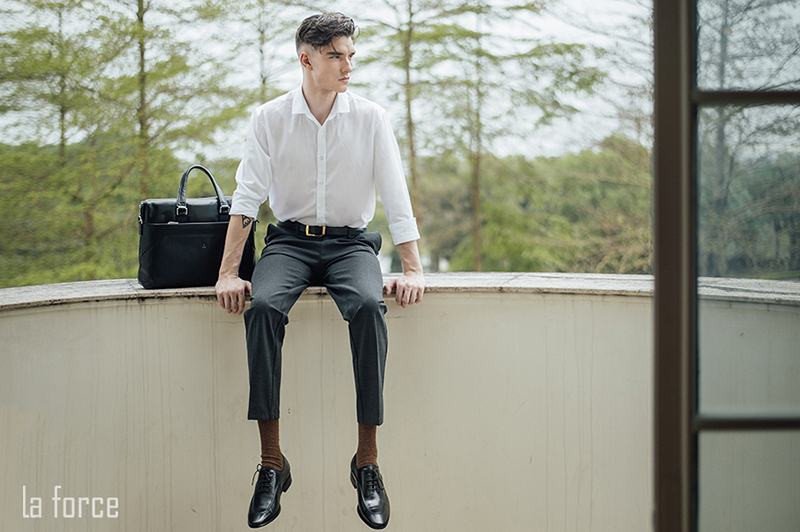 Phối đồ lịch lãm với quần tây, áo sơ mi và giày tây đế gỗ