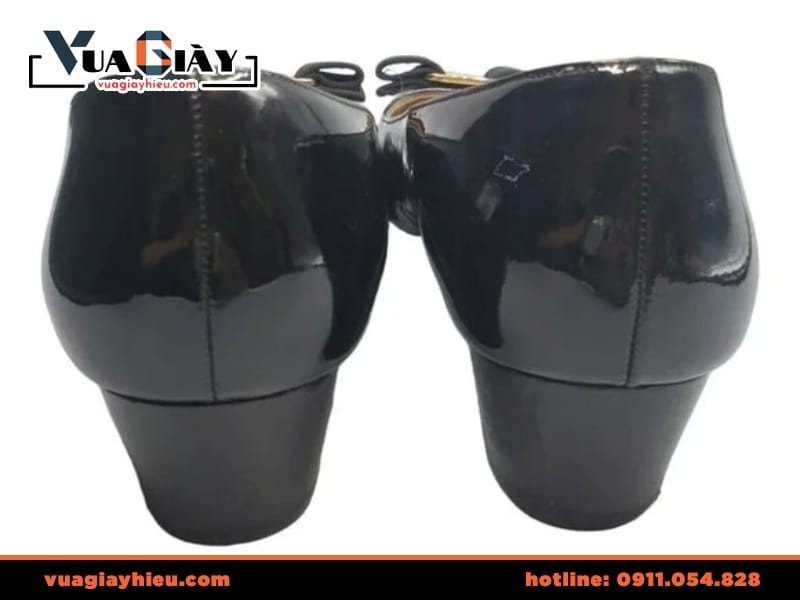 Phối đồ thanh lịch cùng giày Salvatore Ferragamo nữ đinh tán màu đen