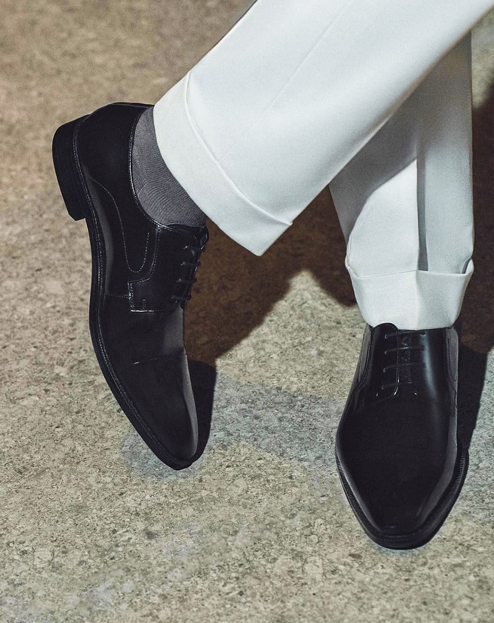 Phối đồ với giày lười mũi nhọn da bóng