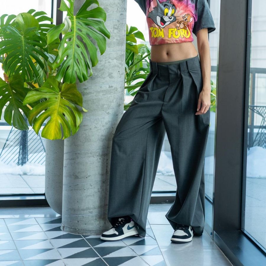 Phối đồ với Jordan cổ cao nữ cùng quần ống rộng hiện đại