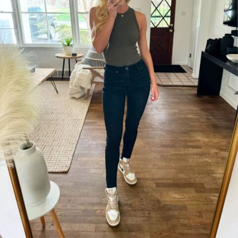 Phối đồ với Jordan cổ cao nữ cùng quần skinny jeans cá tính