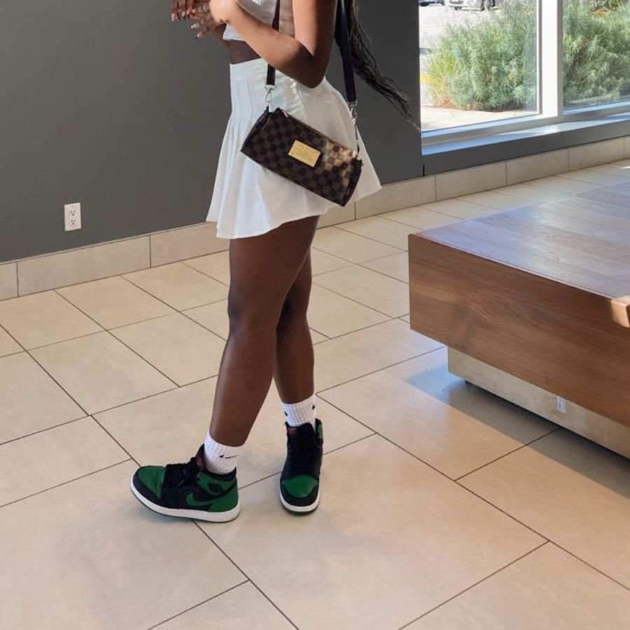Phối đồ với Jordan cổ cao nữ cùng váy tennis thời trang