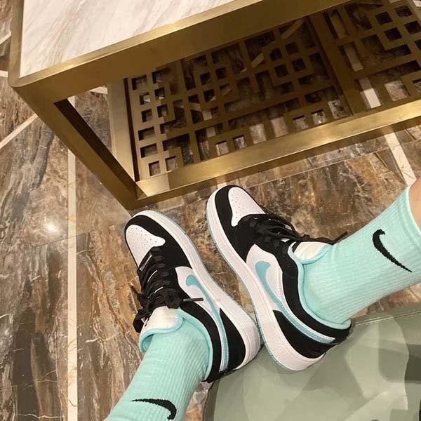 Phối giày Jordan xanh ngọc với quần jeans denim trẻ trung