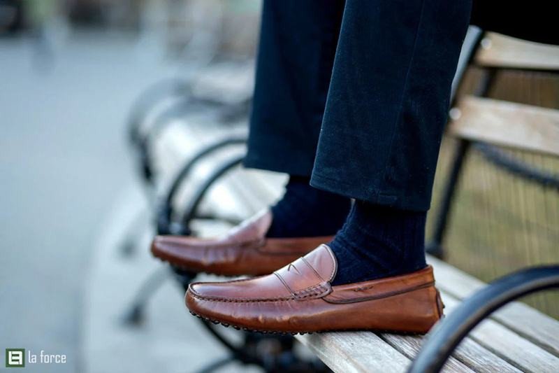 Phối giày lười với quần ống ôm hoặc xắn gấu để khoe mắt cá chân