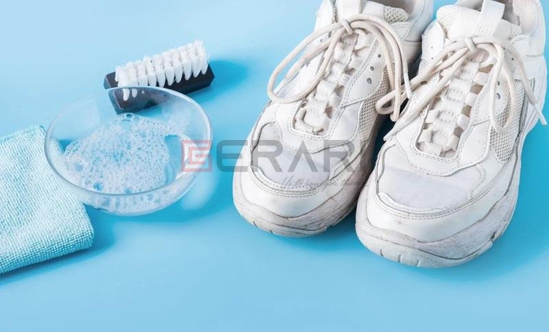 Phơi giày sneaker ở nơi thoáng mát để khử mùi