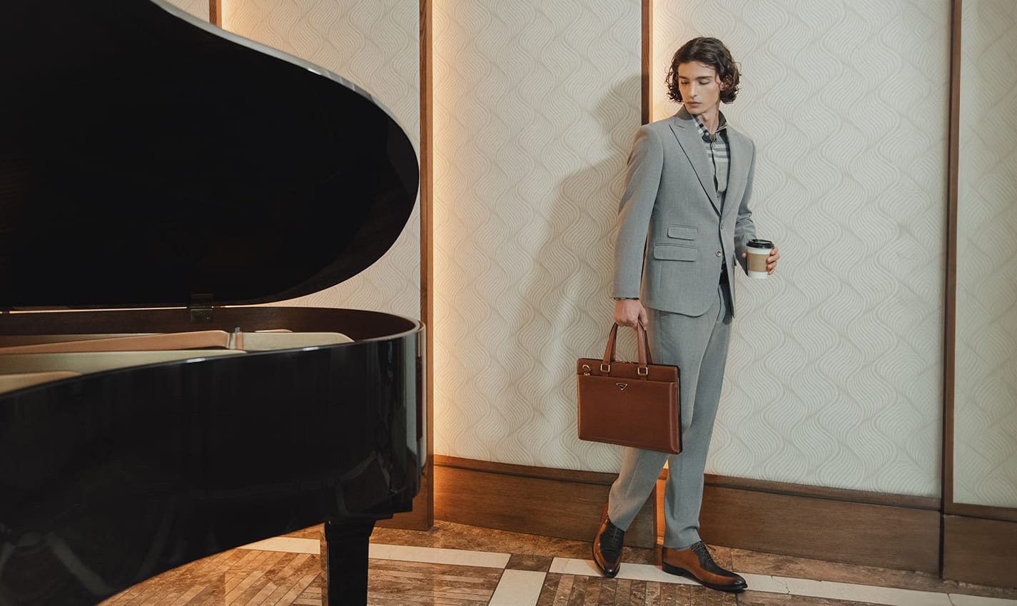 Phối giày tây nam đẹp trẻ trung với trang phục smart-casual cho vẻ ngoài năng động.