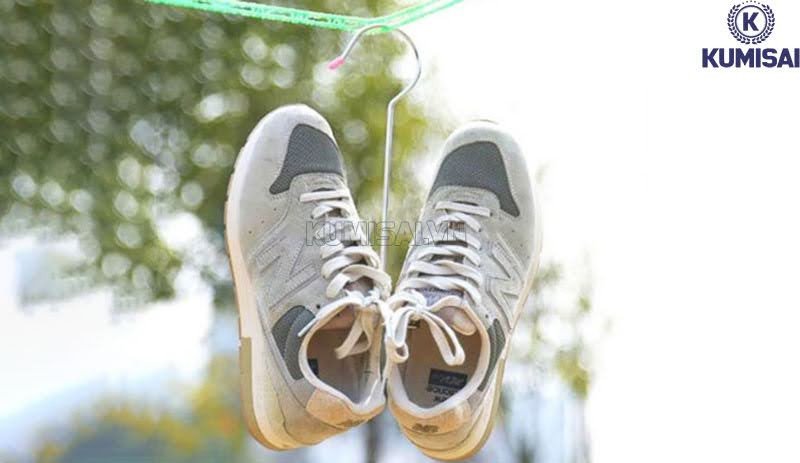 Phơi giày thể thao da lộn đã được làm sạch và quấn giấy mềm