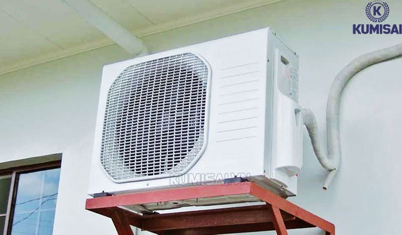 Phơi giày thể thao gần dàn nóng máy lạnh giúp đẩy nhanh quá trình khô