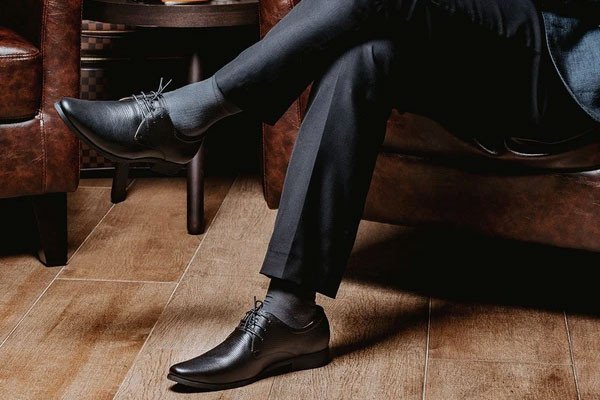 Phối hợp vớ và giày tây đen nữ tinh tế