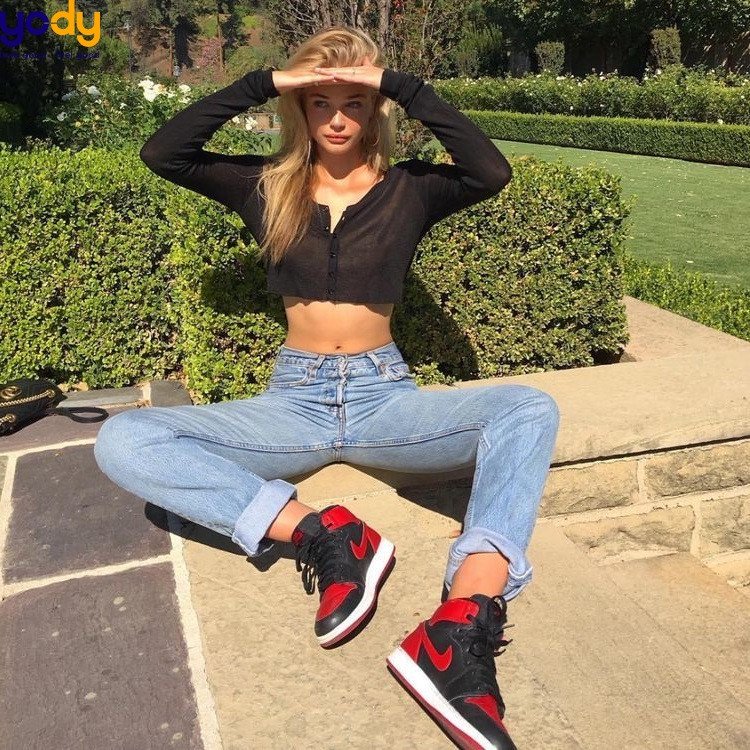 Phối Jordan nữ cổ cao với áo croptop gợi cảm