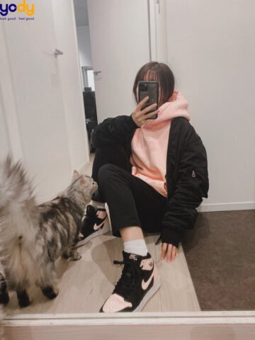 Phối Jordan nữ cổ cao với áo hoodie năng động