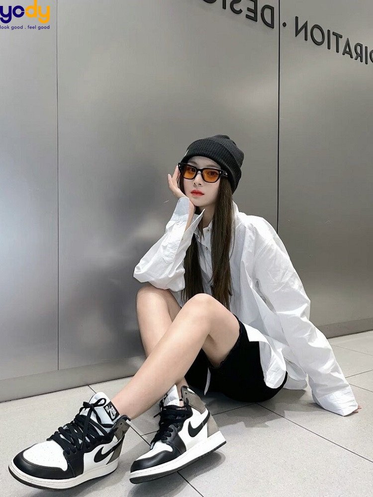 Phối Jordan nữ cổ cao với áo sơ mi dáng rộng