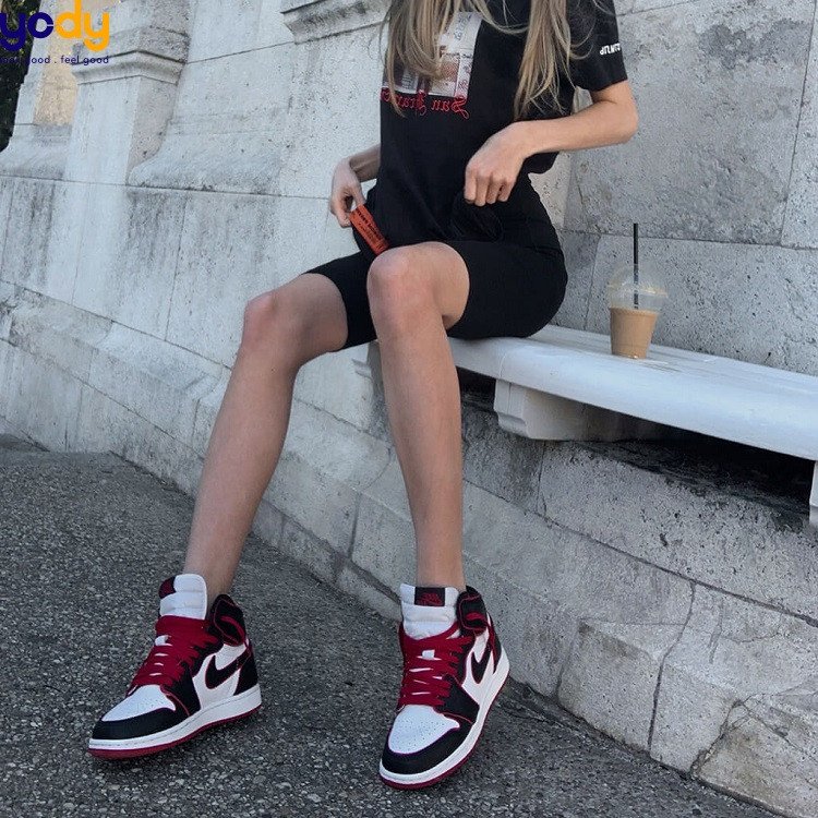 Phối Jordan nữ cổ cao với quần legging năng động