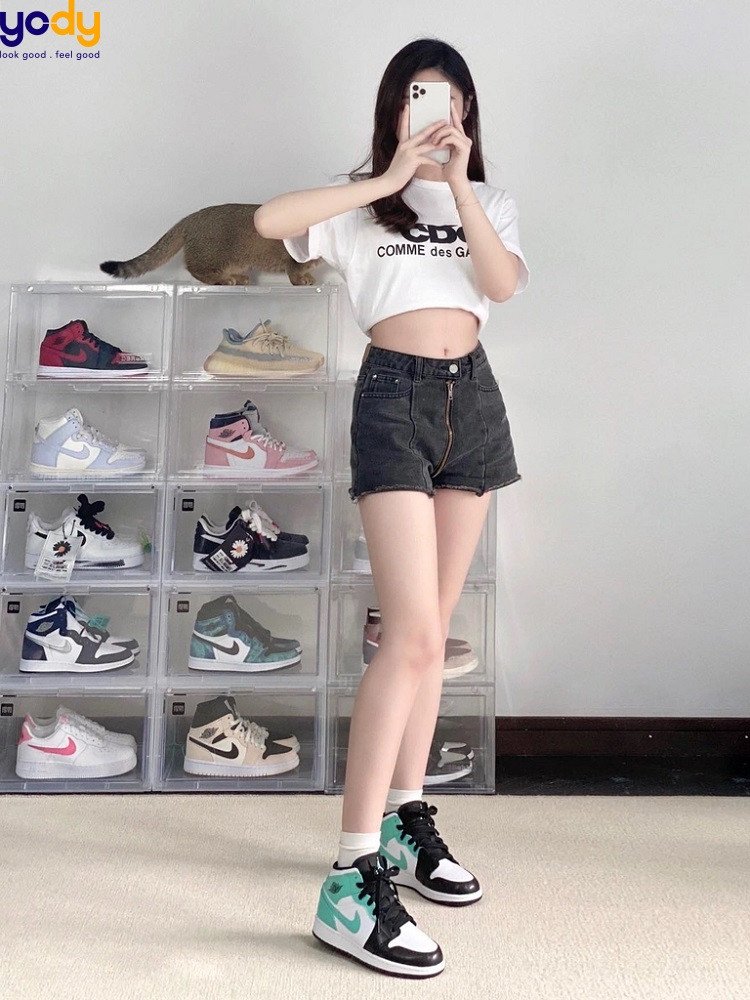 Phối Jordan nữ cổ cao với quần short gợi cảm