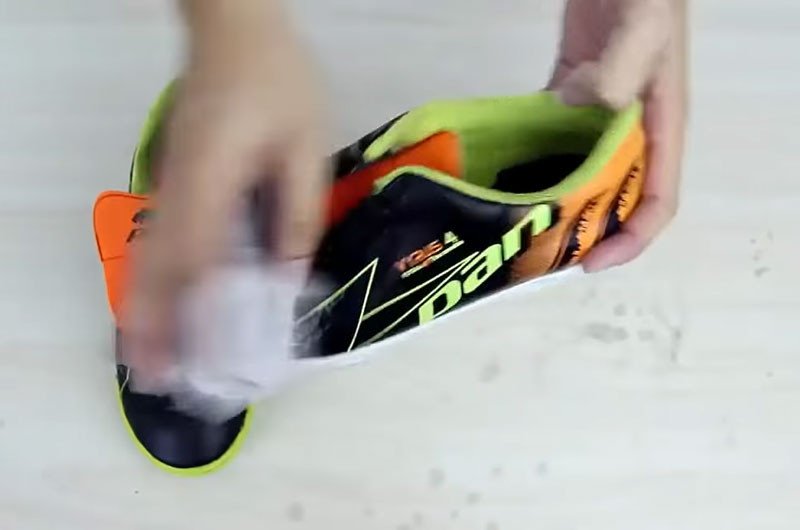 Phơi khô giày đá bóng sau khi giặt