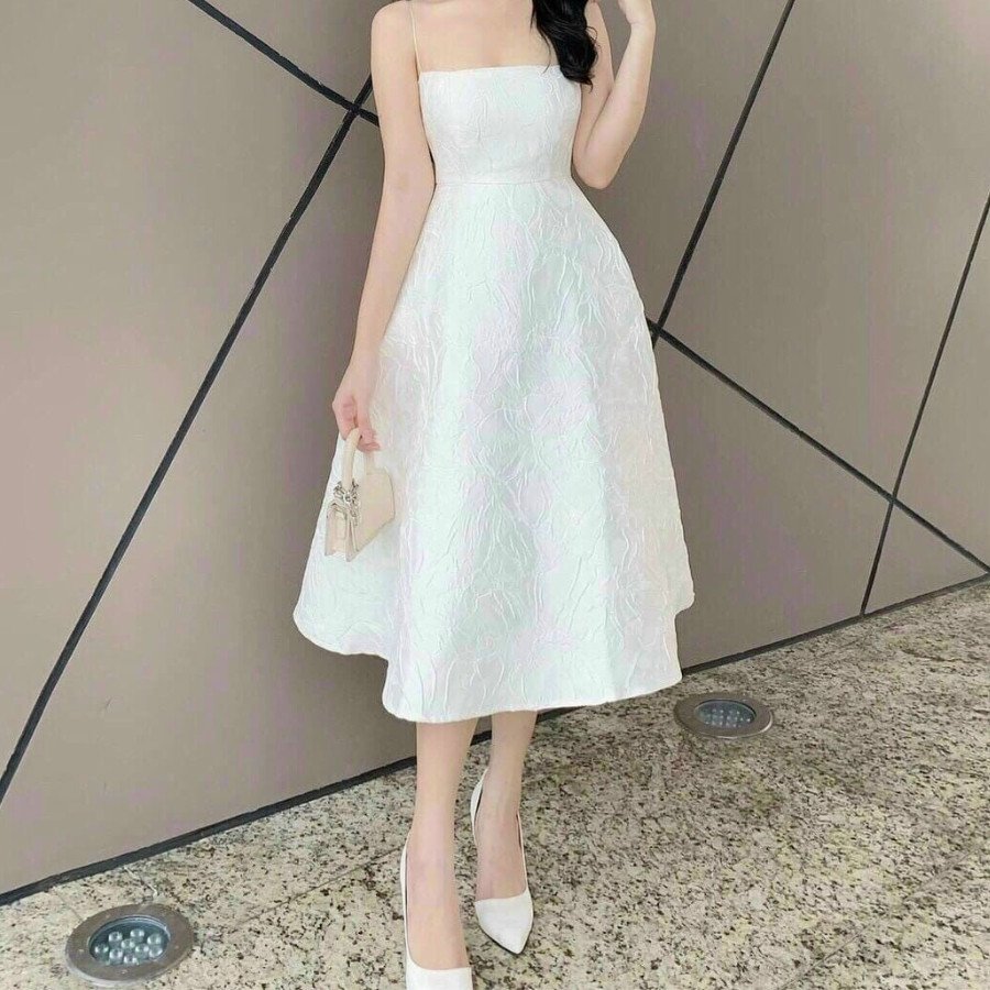 Phối màu giày với đầm để tạo sự hài hòa hoặc tương phản