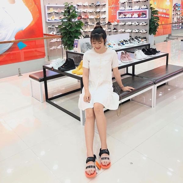 Phối màu neon nổi bật của mẫu sandal nữ cá tính FL18