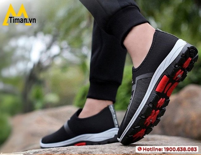 Phối quần jean áo thun năng động với giày thể thao cho người trung niên