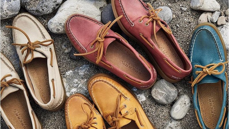 Phối quần tây xanh navy với giày Boat Shoes màu nâu sẫm tạo vẻ ngoài năng động