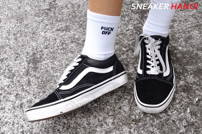 Phối tất trắng với giày sneaker mang lại vẻ ngoài năng động