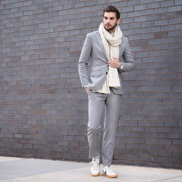 Phối vest nam cùng giày sneaker trắng năng động