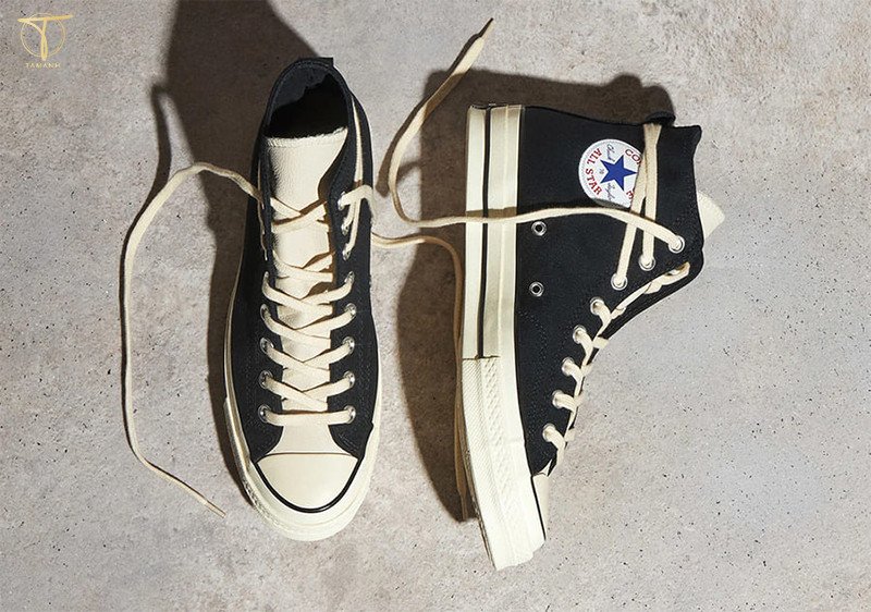 Phong cách buộc dây giày sneaker 7 lỗ với dây quấn quanh cổ chân, cá tính và sành điệu.