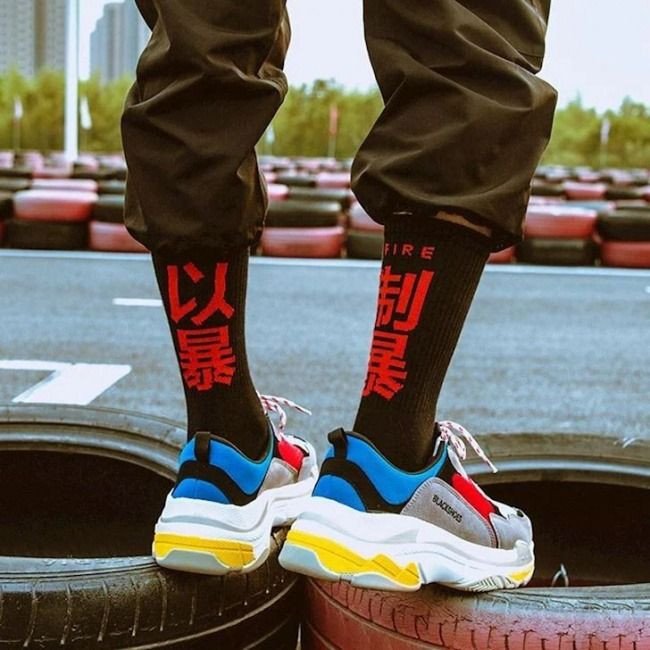 Phong cách đường phố với giày sneaker đen và tất cổ cao họa tiết, thể hiện cá tính riêng