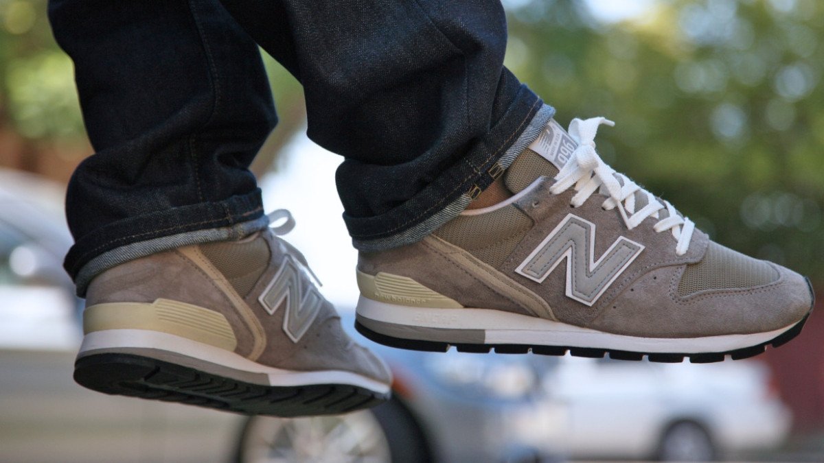 Phong cách năng động với giày New Balance 996 khi đi dạo phố