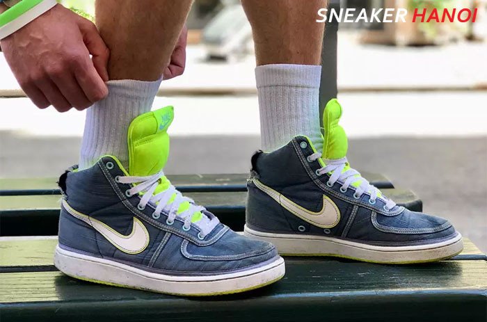 Phong cách phối tất cổ cao và giày sneaker