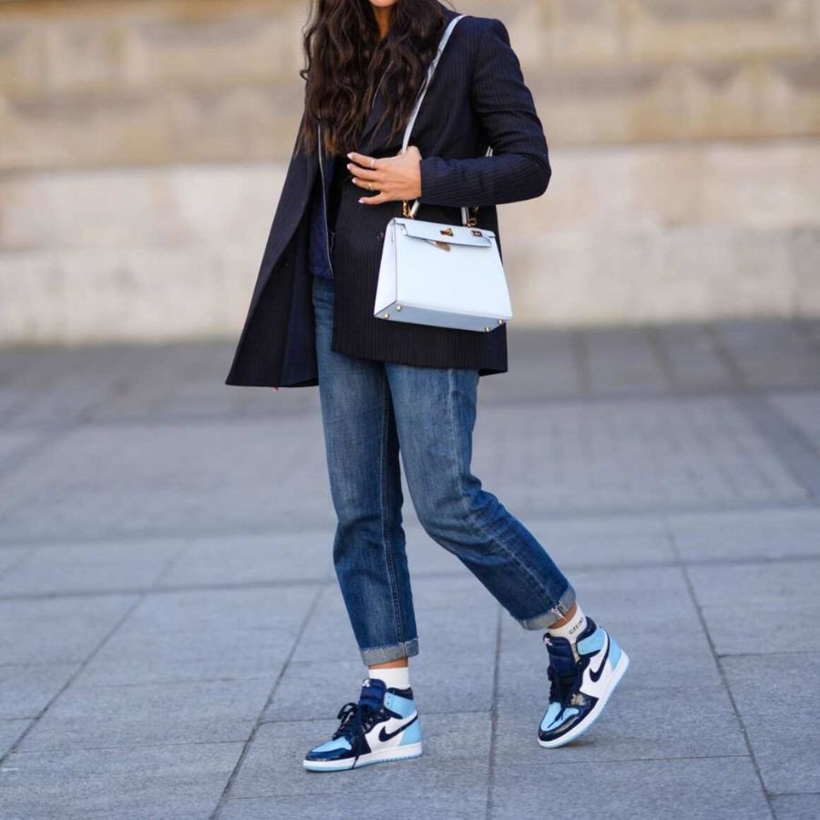 Phong cách smart-casual với áo blazer kẻ sọc và giày Jordan cổ cao nữ, thể hiện sự phá cách tinh tế