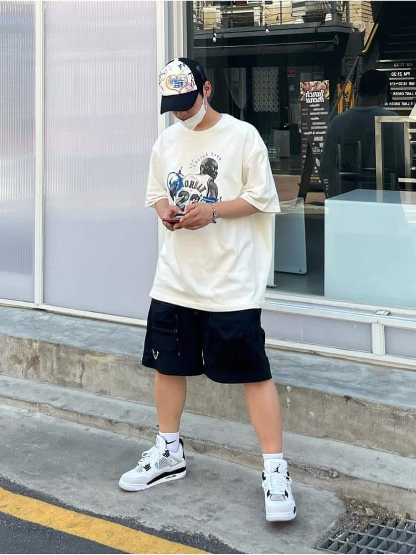 Phong cách street style với Jordan 4 nữ, quần jogger và áo khoác da