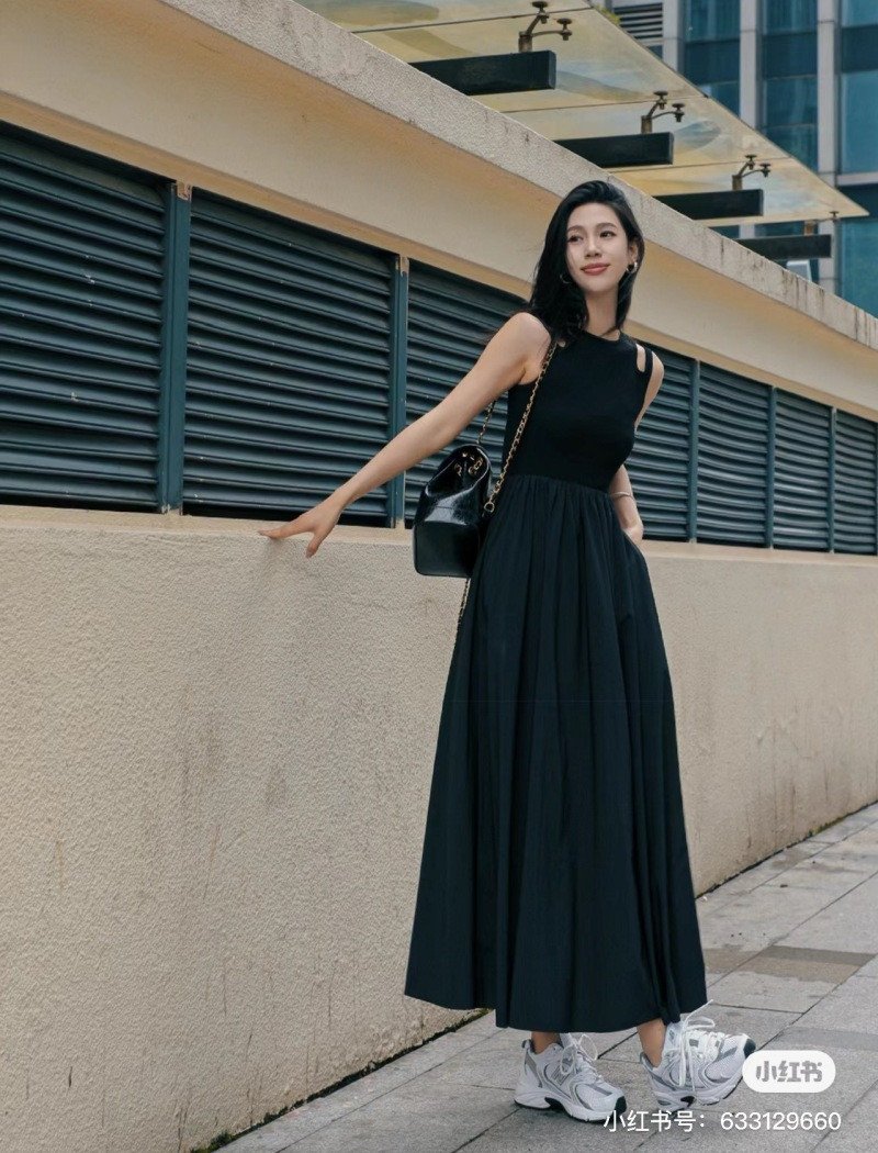 Phong cách thời trang với váy hai dây và giày thể thao