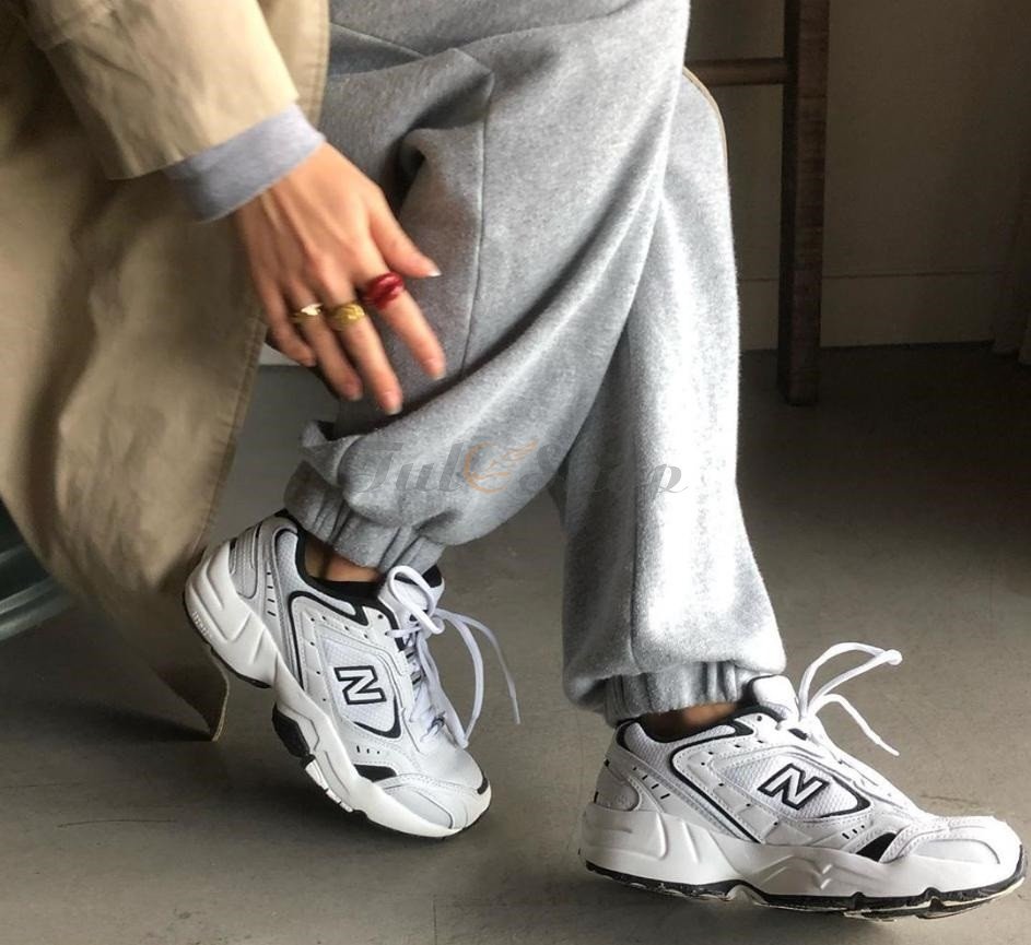 Phong cách trẻ trung với quần jogger và giày New Balance nữ năng động