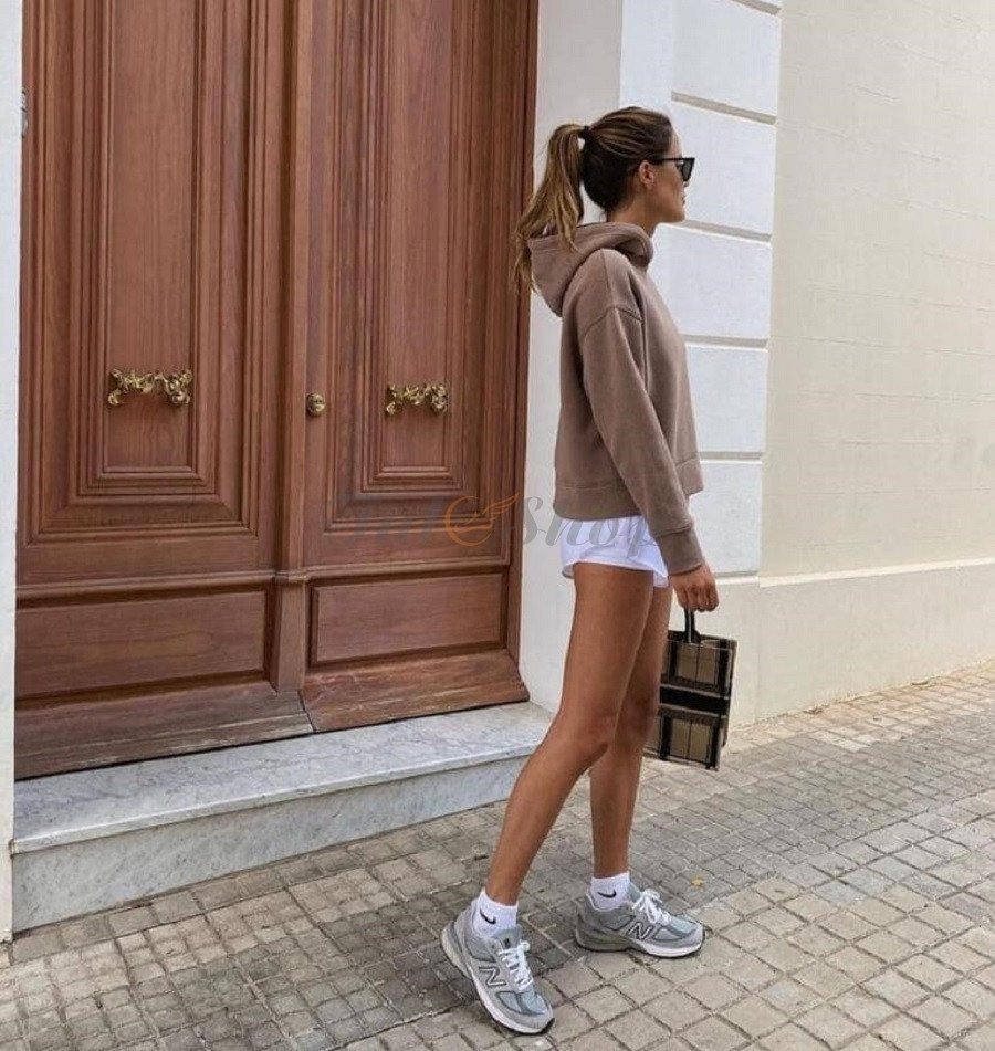 Phong cách trẻ trung với quần short, áo hoodie và giày New Balance nữ cho ngày dạo phố