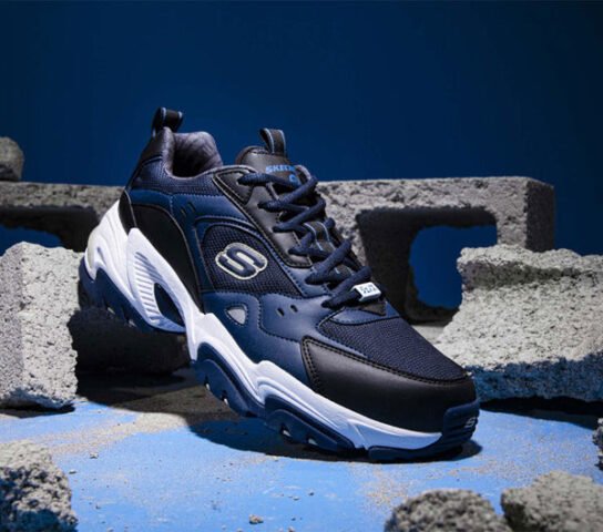 phụ huynh và trẻ em chọn size giày Skechers