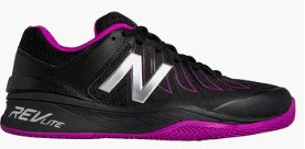 Phụ nữ chọn mua và trải nghiệm giày New Balance Pickleball chất lượng