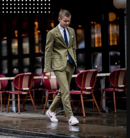 Phụ nữ hiện đại diện giày thể thao đi làm thanh lịch