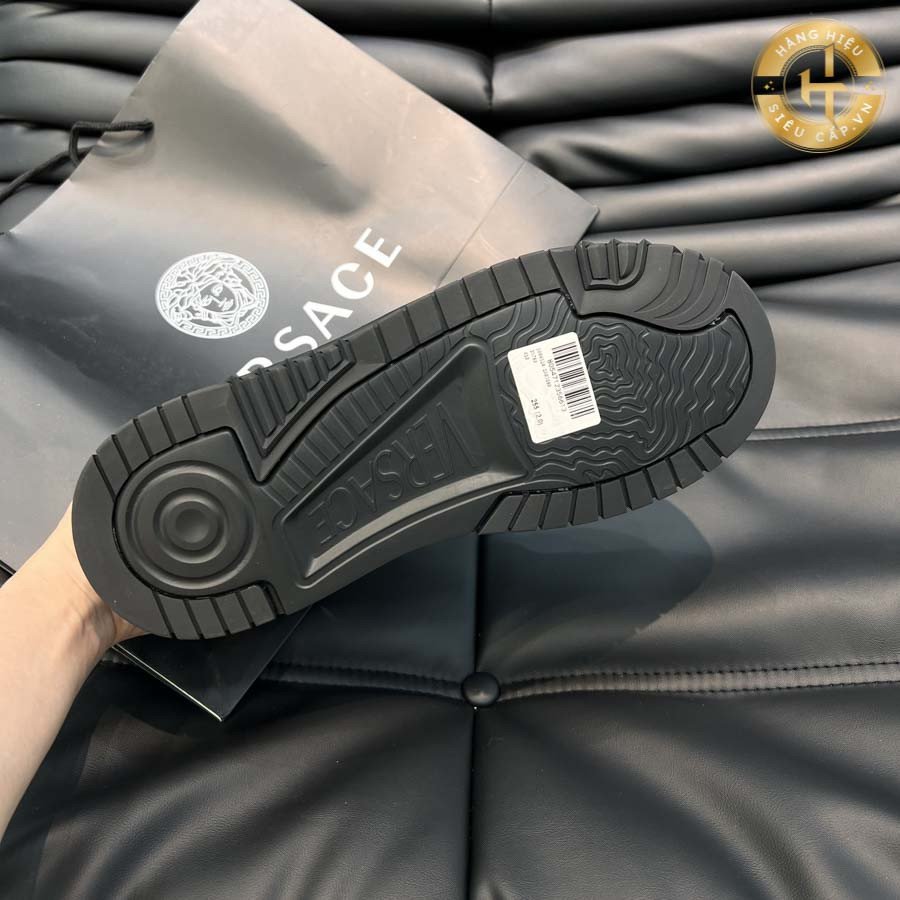 Phụ nữ hiện đại tự tin với đôi giày thể thao Versace nữ đẳng cấp